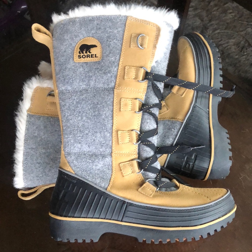 Women’s Tivoli High II Snow Boots. Curry tan with gray wool. Size 6.5